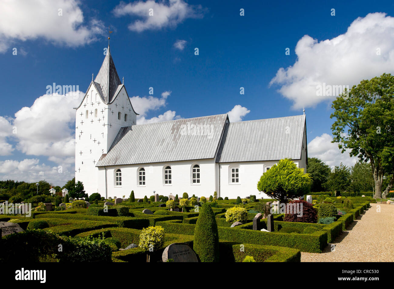 Côte ouest de l'église danoise typique avec toit, Jutland, Danemark, Europe Banque D'Images