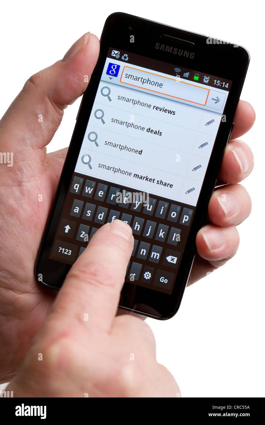La recherche d'informations sur les smartphones Blackberry sur Google sur un smartphone Banque D'Images