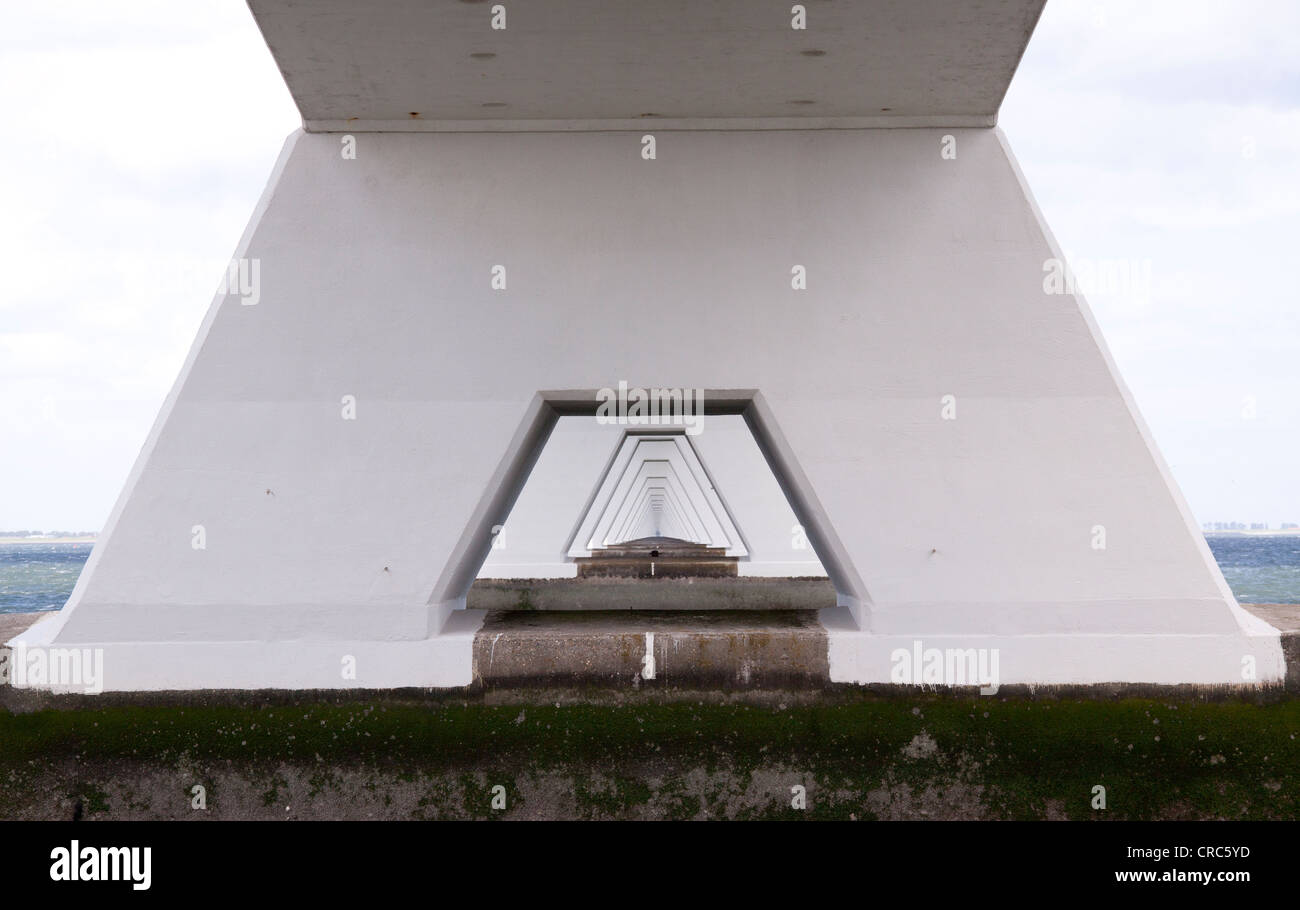 La Zélande Bridge est le pont le plus long aux Pays-Bas. Le pont enjambe l'estuaire Oosterschelde. Banque D'Images