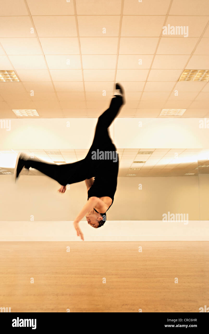 Dancer posing in mid-air Banque D'Images