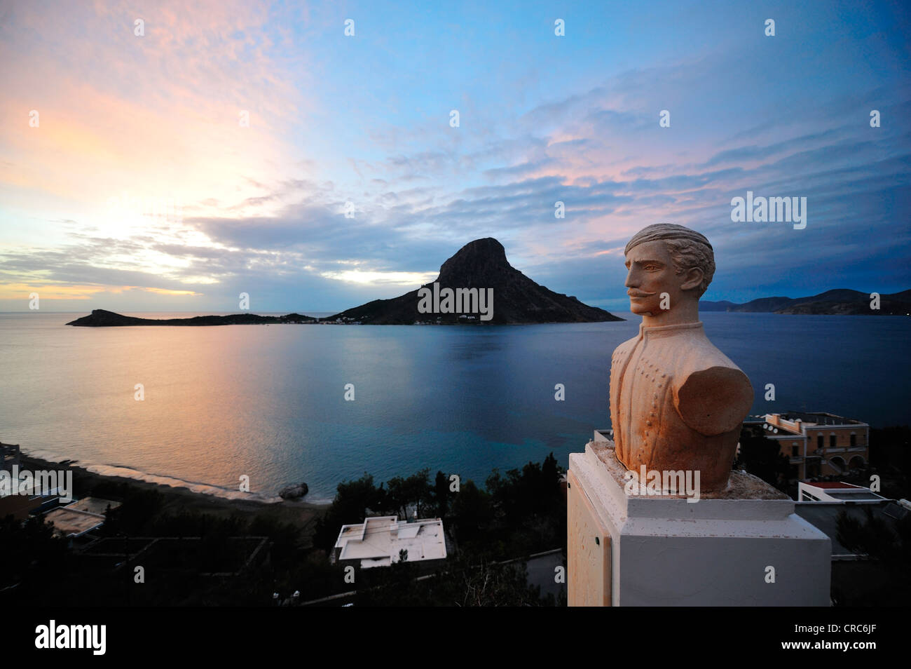 Vue panoramique de l'île grecque de Teledos sur buste grec Banque D'Images