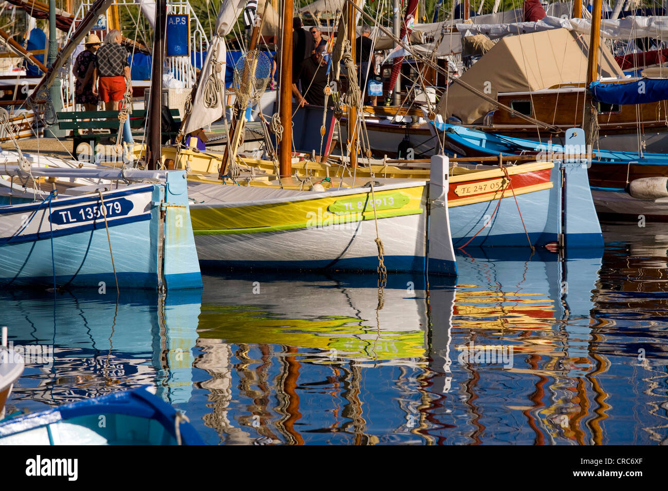 Petits bateaux de pêche dans la région de Sanary-Sur-simple, le Var, Provence, Alpes-Côte d'Azur Rhône-Alpes. Banque D'Images