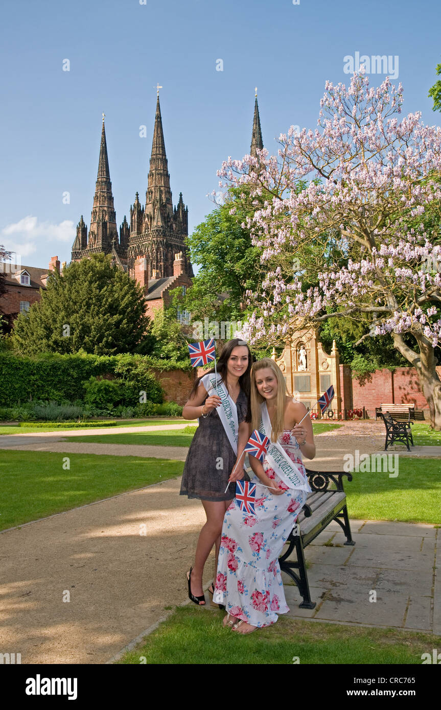 Bower Rosie Queen Smith et vice-reine Emily riche poser pour des photographies avant la traditionnelle Procession Bower à Lichfield Banque D'Images