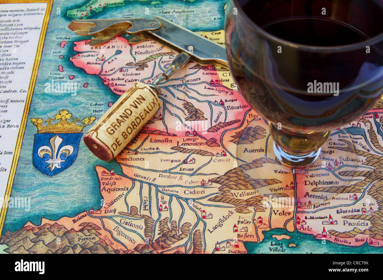 Vin rouge bordeaux français sur carte antique Banque D'Images