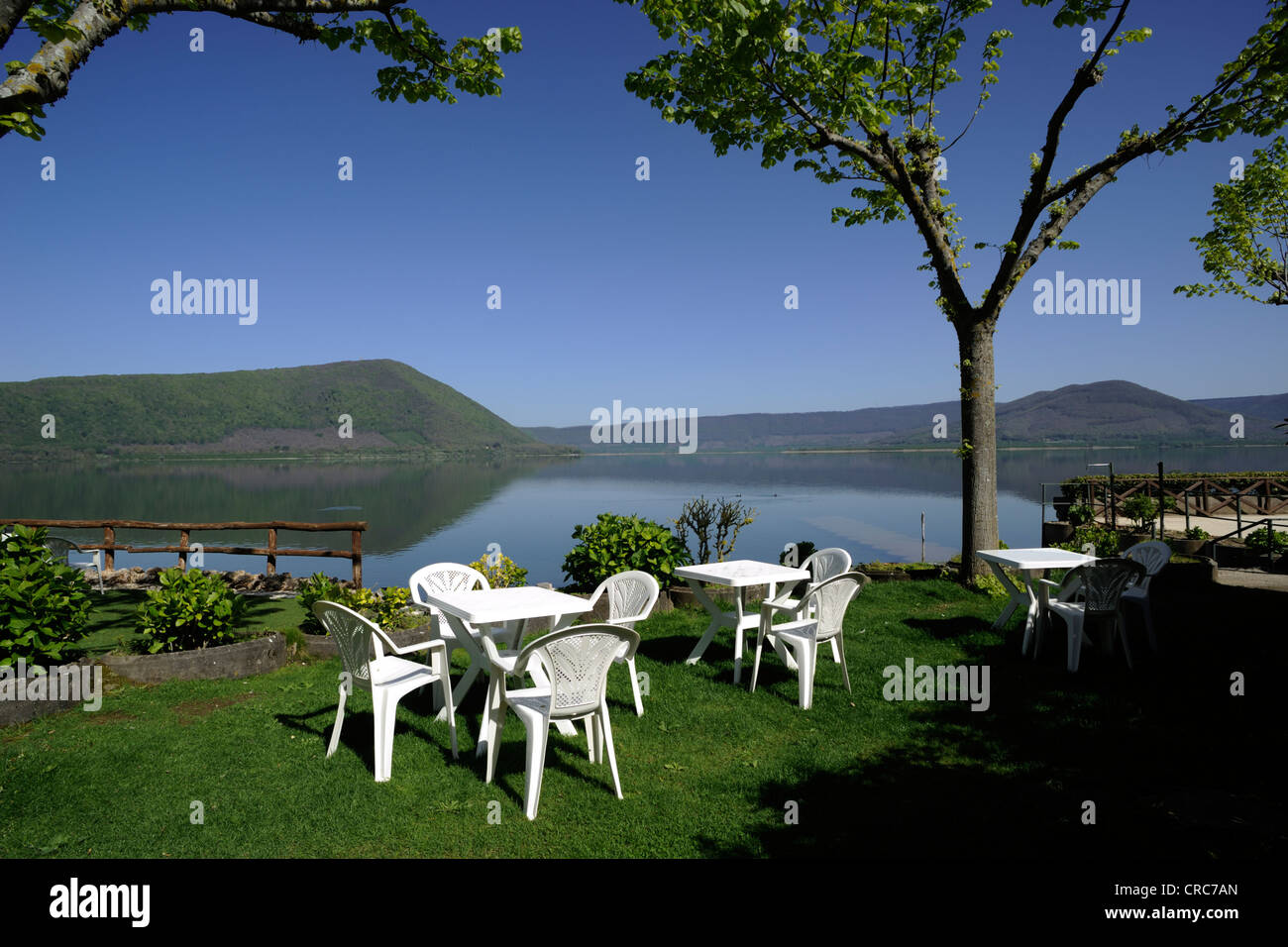 Café au bord du lac, lac Vico, Latium, Italie Banque D'Images