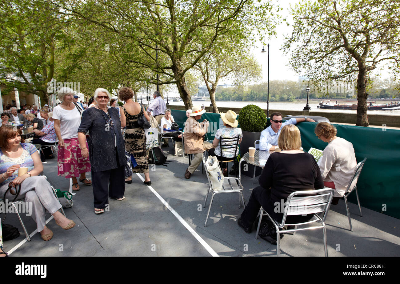 Les gens assis dans un café à la Chelsea Flower Show de Londres UK Banque D'Images