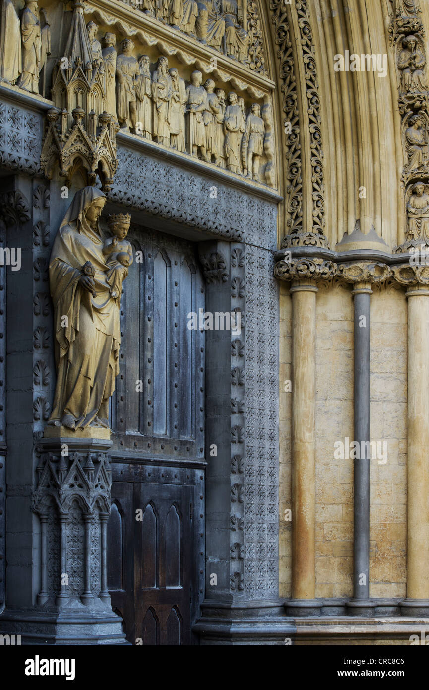 Entrée Nord de sculptures. L'Abbaye de Westminster. Londres. L'Angleterre Banque D'Images