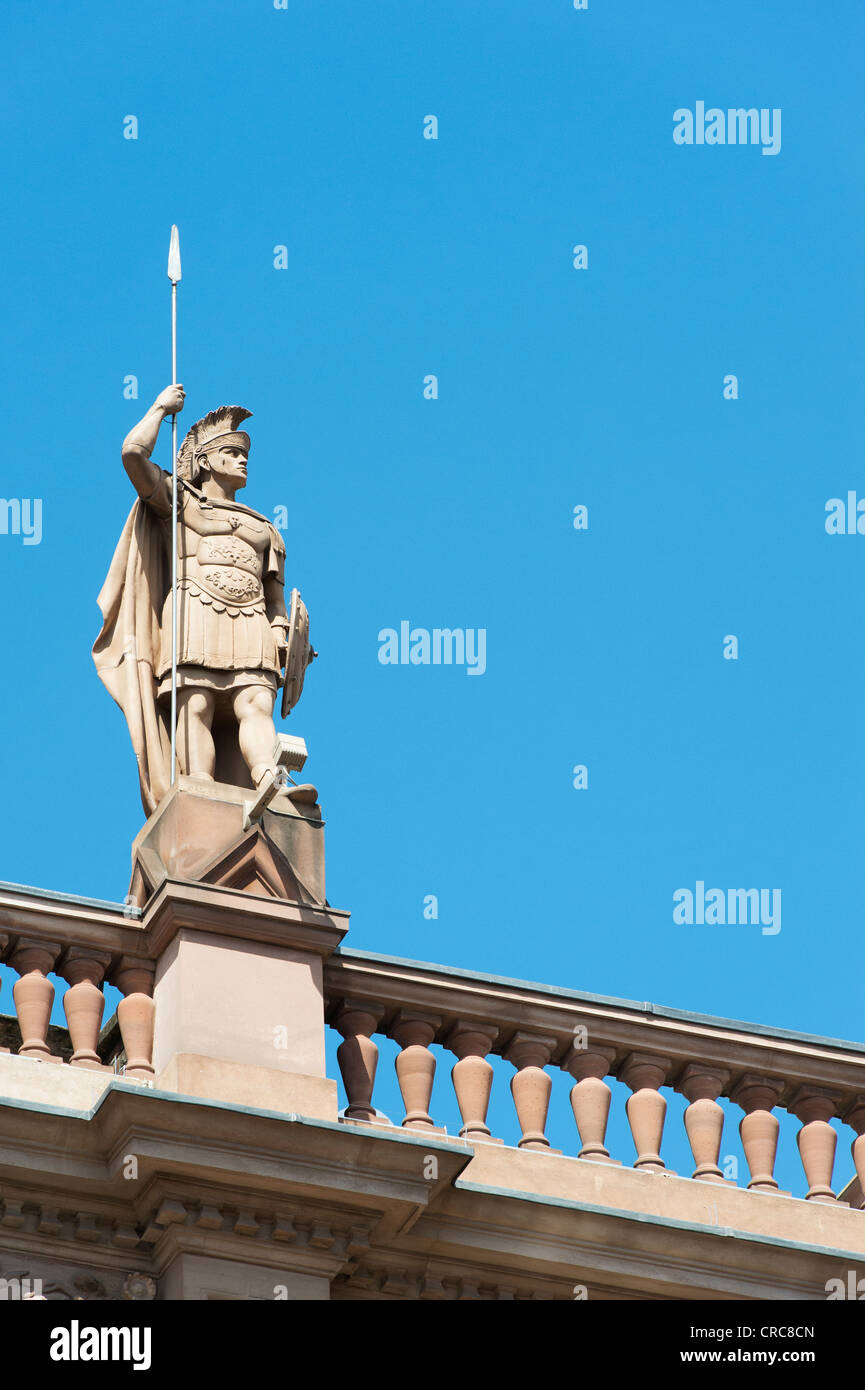 Soldat romain statue en pierre sur le dessus de l'Hippodrome de Londres. Charing Cross Road, London, England Banque D'Images