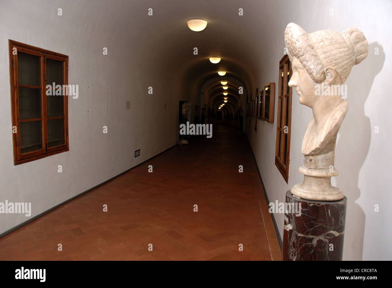 Vue dans le corridor de Vasari qui relie la Galerie des Offices et du Palais Pitti à Florence Banque D'Images