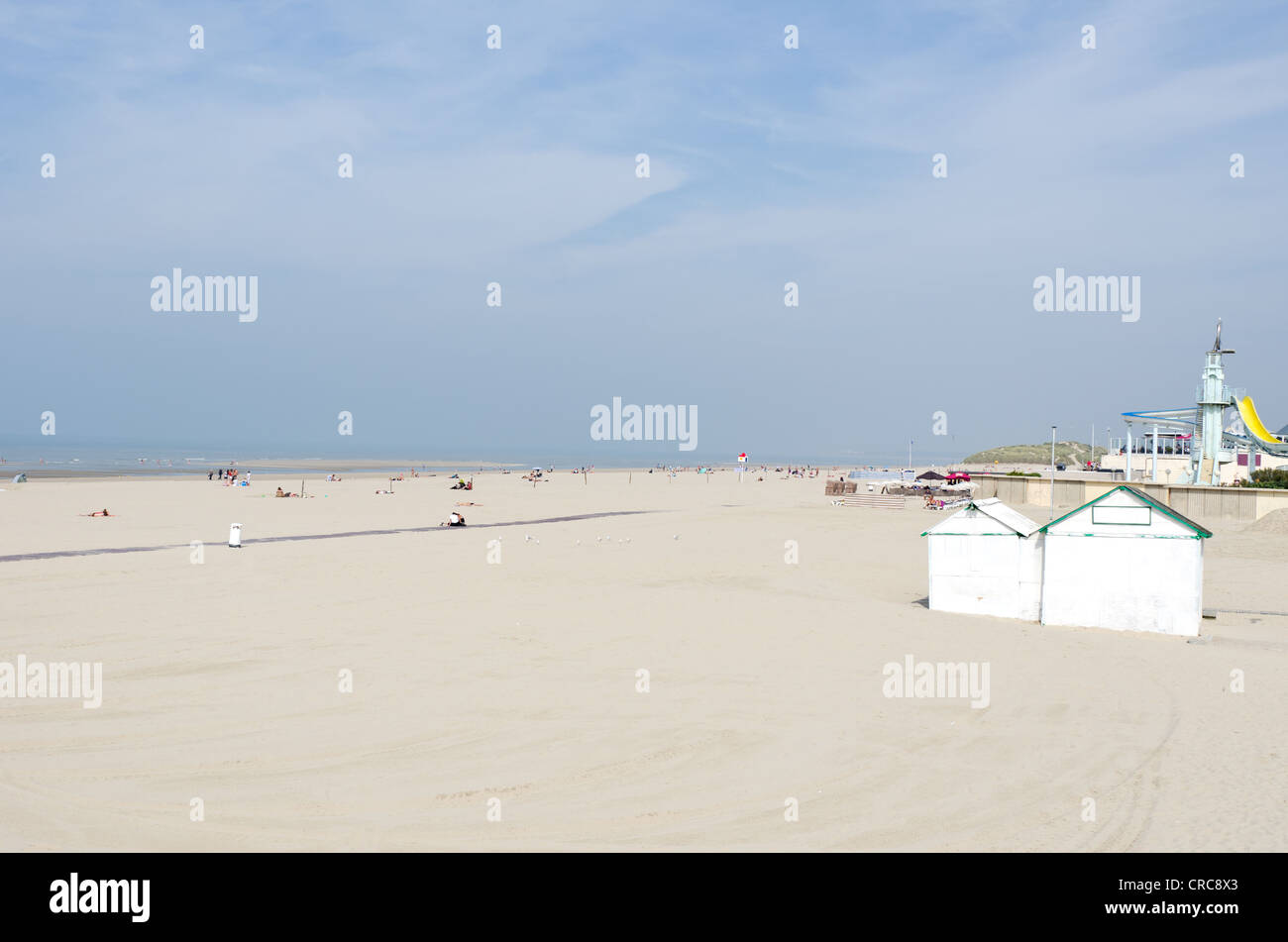 Une large plage de sable au Touquet dans la région Picardie, dans le nord de la France Banque D'Images