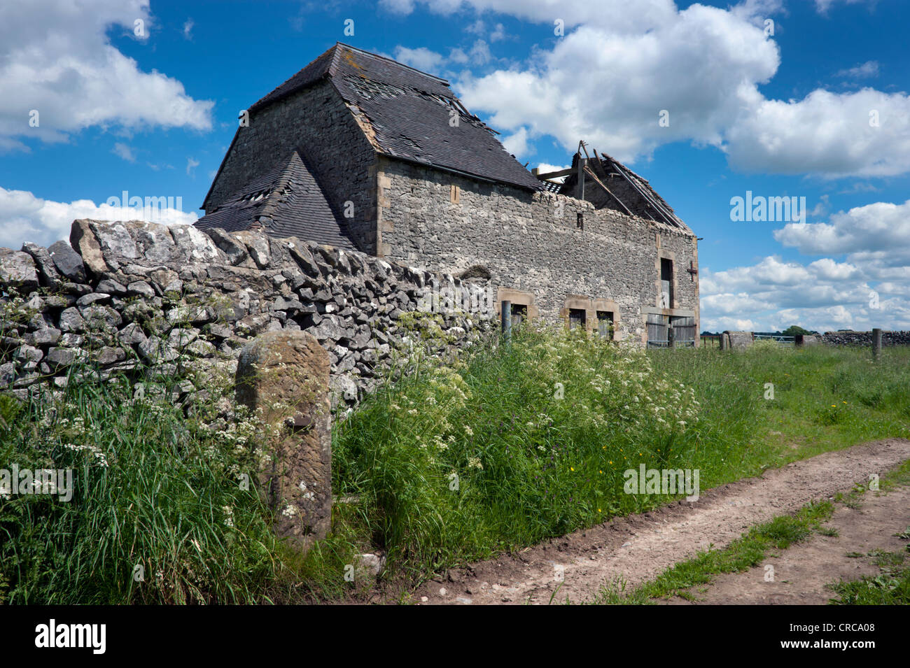 Grange sur le terrain à l'abandon près de Hartington dans le parc national de Peak District, Derbyshire, Royaume-Uni Banque D'Images