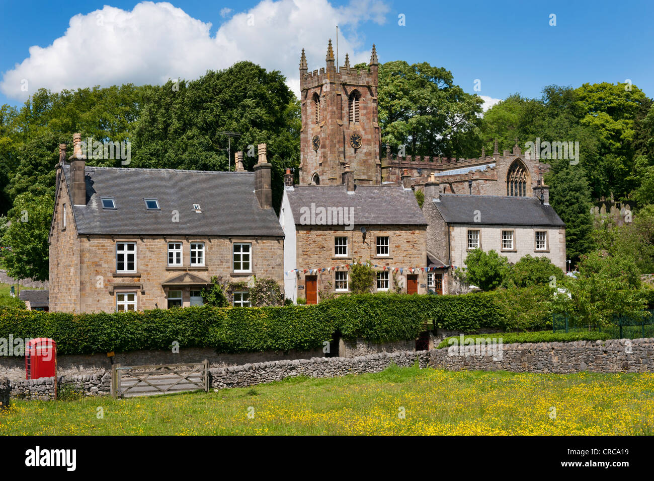 Village Hartington, montrant St Giles' Church, dans le parc national de Peak District, Derbyshire, Royaume-Uni Banque D'Images