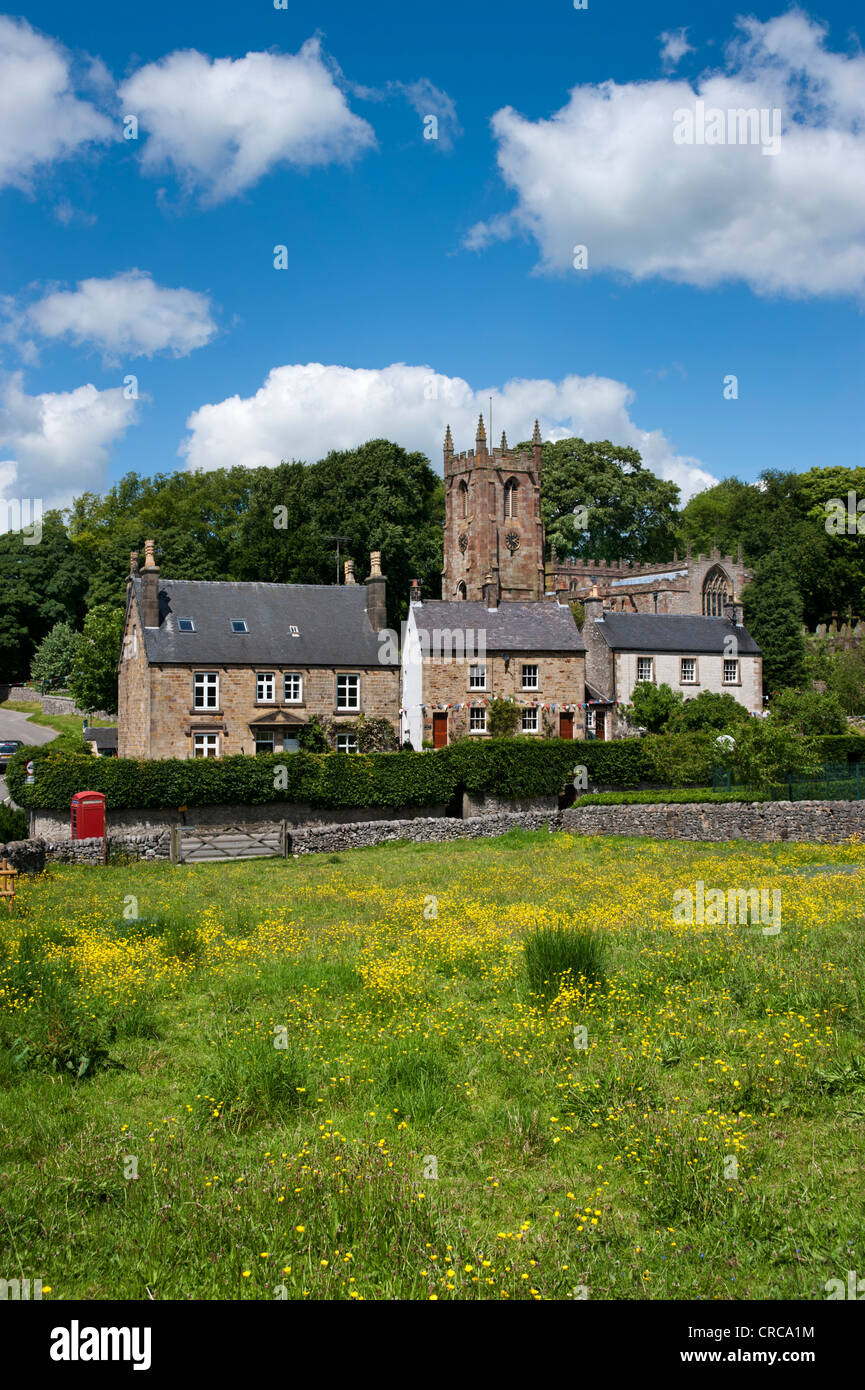 Village Hartington, montrant St Giles' Church, dans le parc national de Peak District, Derbyshire, Royaume-Uni Banque D'Images