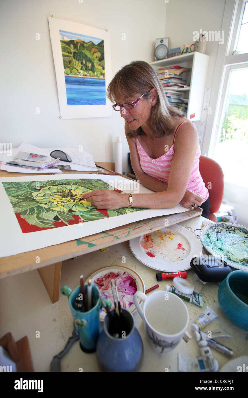 Artiste Lori Davis travaillant dans son studio de Nelson, Nouvelle-Zélande Banque D'Images