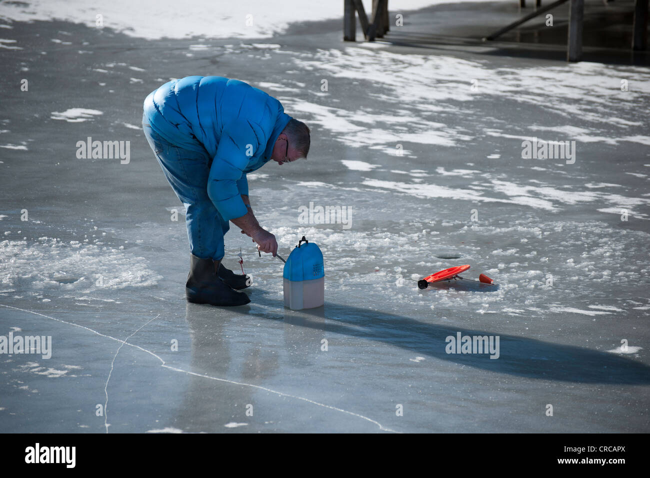 L'amorce d'un crochet pour la pêche sur glace à la pêche sur glace Banque D'Images