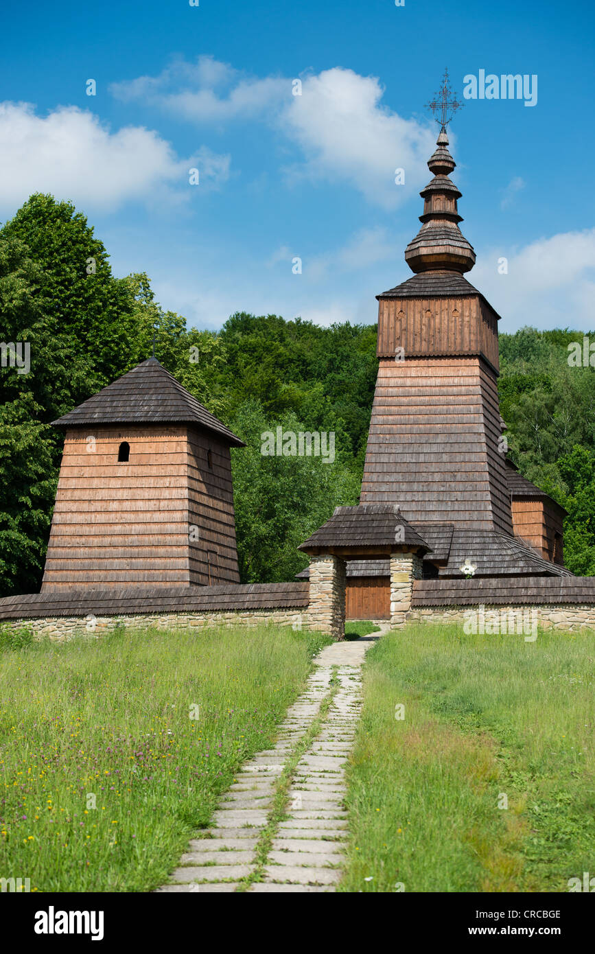 Route menant au grec catholique d'église en bois de St Paraskieva dans Potoky à partir de 1773, la Slovaquie Banque D'Images
