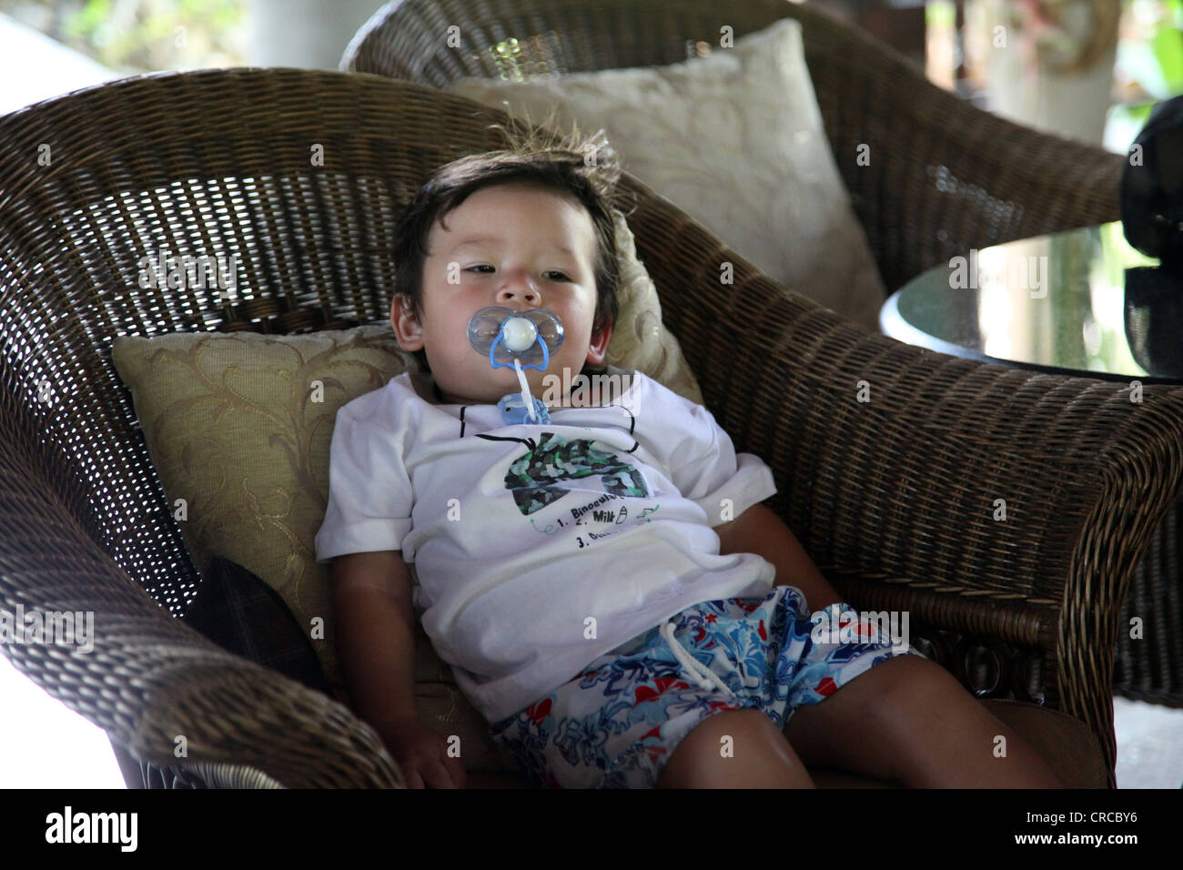 C Est Garcon Bebe Eurasien Chinois Qui Est Au Centre De Cette Photo Il Pense Litteralement Vie Potable Reves Il Est Assis Sur Chaise De Bois Photo Stock Alamy