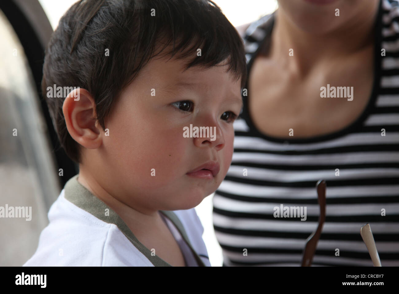 C Est Garcon Bebe Eurasien Chinois Qui Est Au Centre De Cette Photo Il Pense Litteralement Vie Potable Reves Il Est Assis Sur Chaise De Bois Photo Stock Alamy