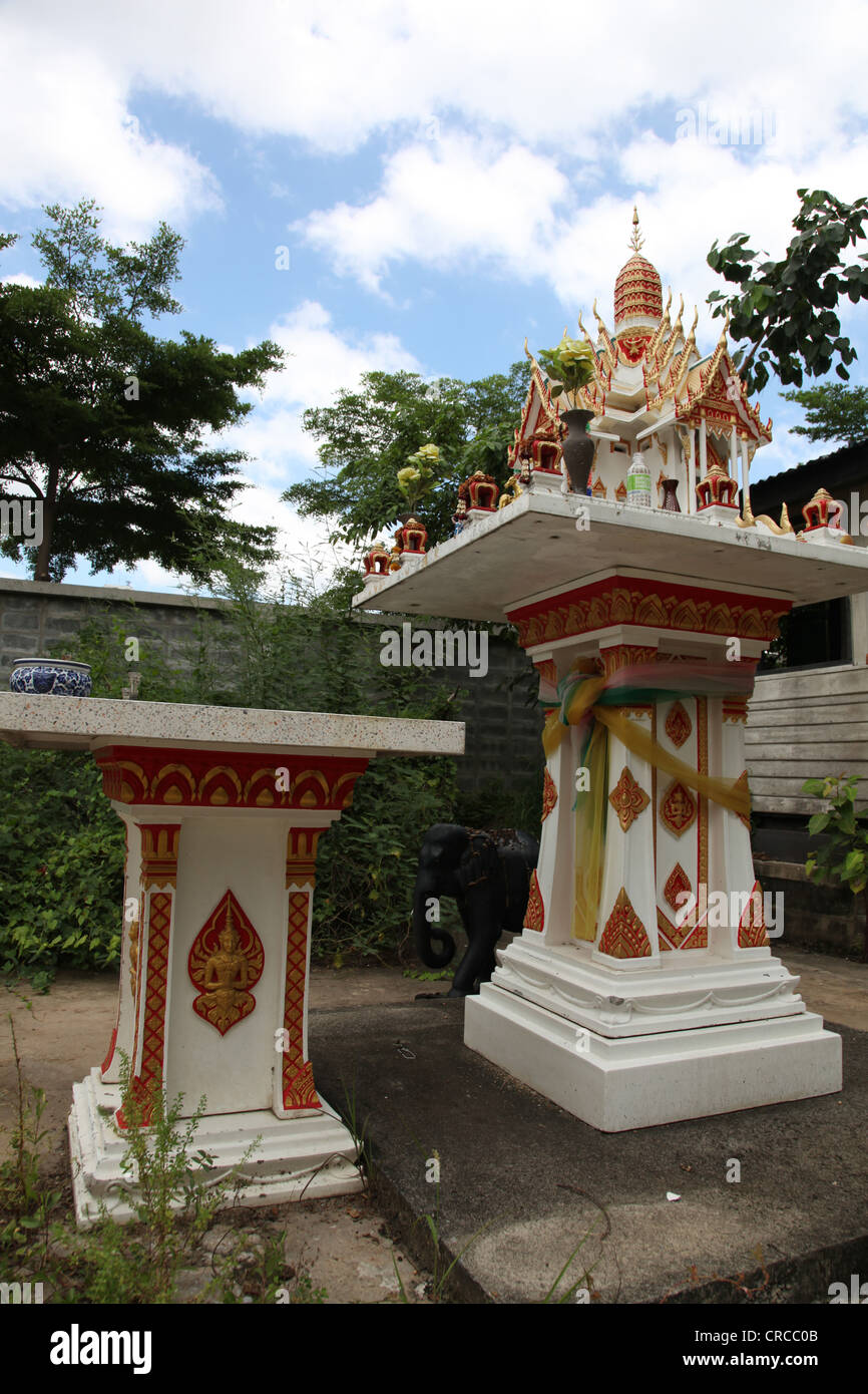 C'est une photo d'un petit temple typique a des gens en Thaïlande près de leur maison ou immeuble de bureaux. Celui-ci est près de Bangkok Banque D'Images