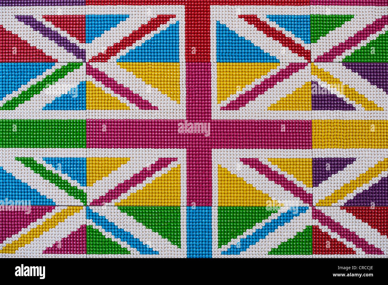 L'Union Jack drapeaux colorés faits de M & Mme M & M store, Leicester Square, Londres, Angleterre Banque D'Images