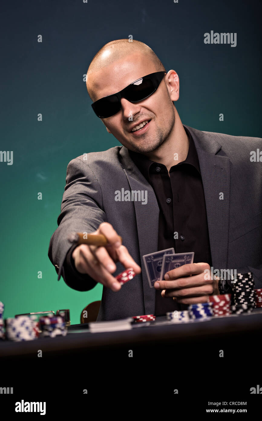 Un jeune homme jouant au poker Banque D'Images
