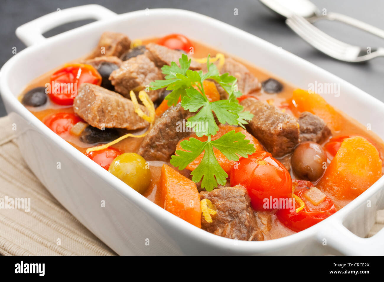 Ragoût de boeuf méditerranéen avec des olives, tomates et carottes, cuits dans du vin blanc. Banque D'Images