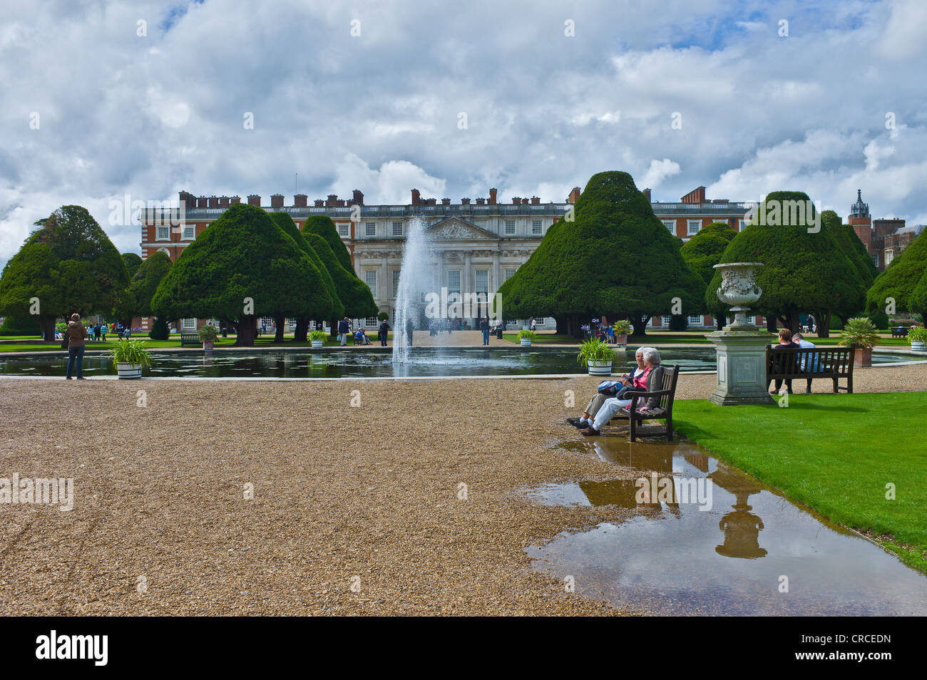 Jardins formels dont le lac et la fontaine à Hampton Court Palace Banque D'Images