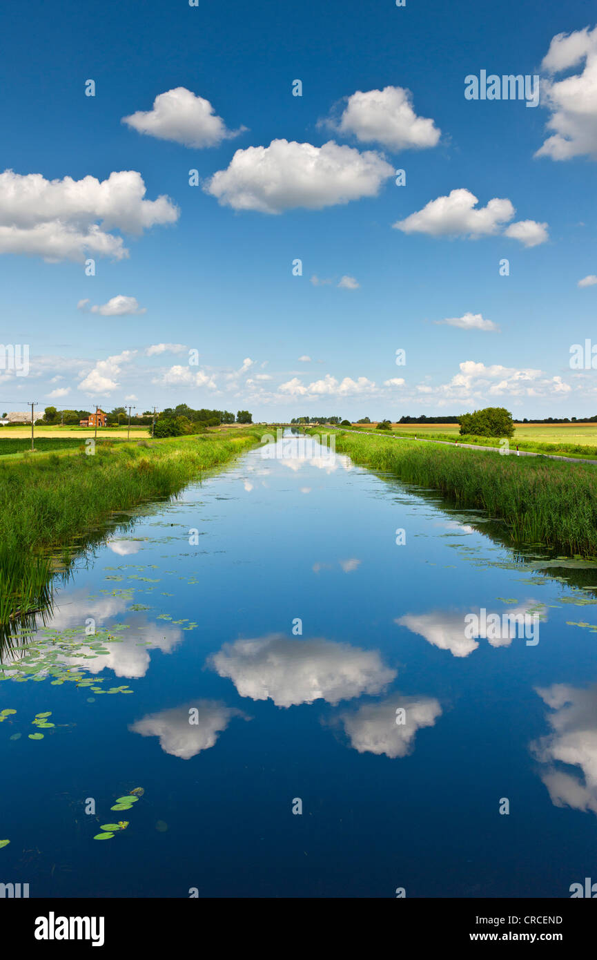 Des nuages sur la vidange de seize pieds dans le Cambridgeshire fenland Banque D'Images