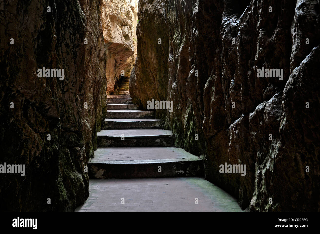 Passage dans la caverne du split mountain, Montagna Spaccata, Gaeta, Latium, Italie, Europe Banque D'Images
