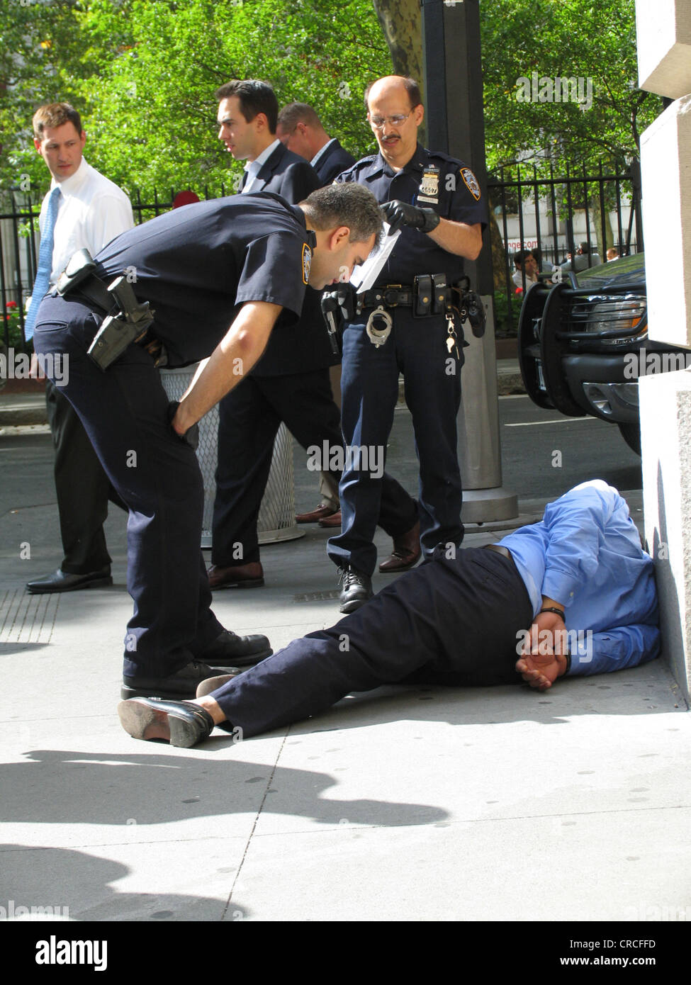 Les agents de police arrêter personne sans-abri, USA, New York City, USA Banque D'Images