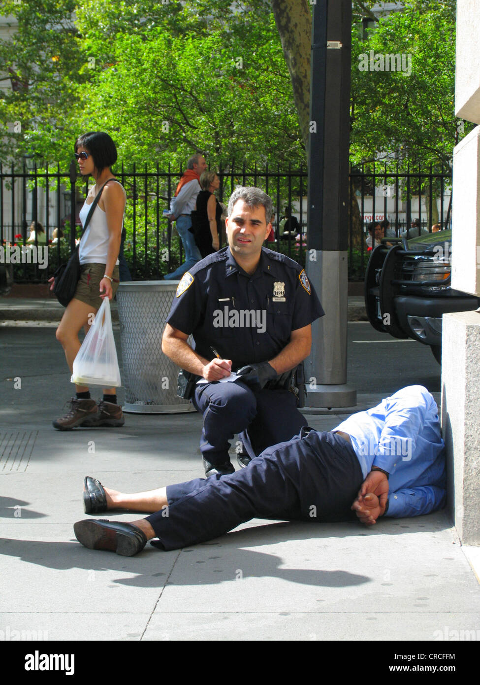 Agent de police arrêter personne sans-abri, USA, New York City Banque D'Images