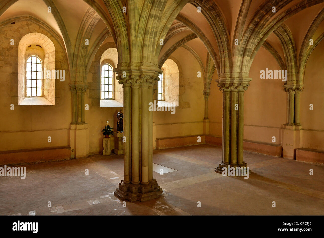 Vue de l'intérieur, salle de la capitale à la basilique gothique du monastère cistercien, l'abbaye de Fossanova près de Priverno, lazio, Italie Banque D'Images