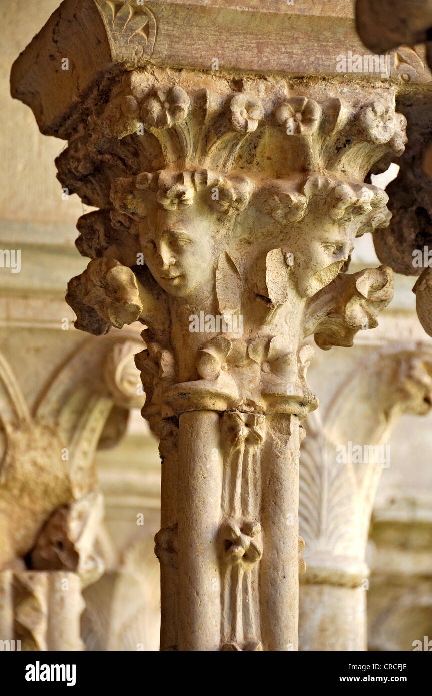 Les colonnes à chapiteaux ornés dans le cloître de la basilique gothique du monastère cistercien, l'abbaye de Fossanova près de Priverno Banque D'Images