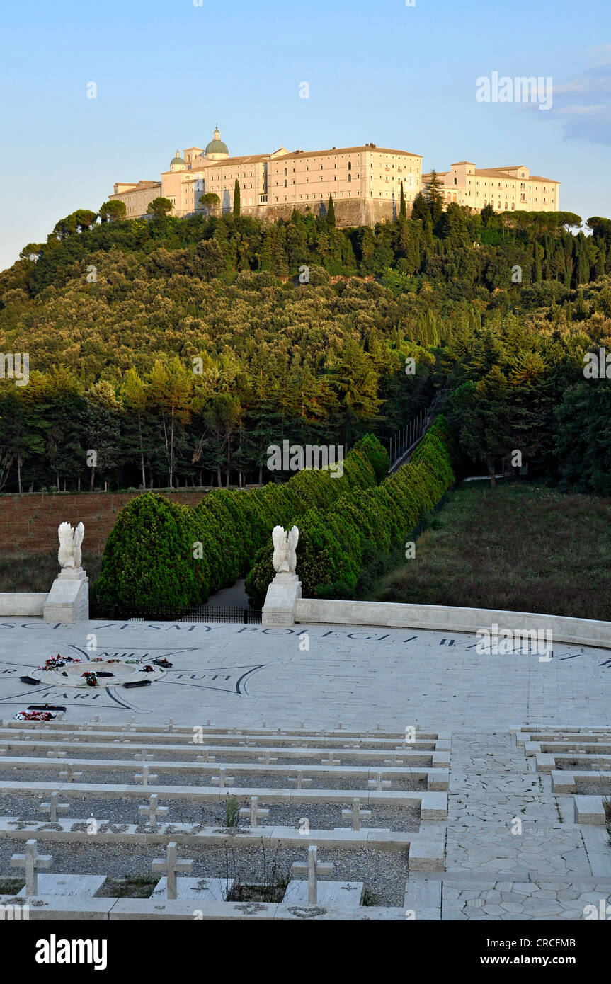 Le cimetière militaire polonais de la Seconde Guerre mondiale, sous l'abbaye bénédictine de Monte Cassino, Montecassino, Latina, Latium, Italie Banque D'Images