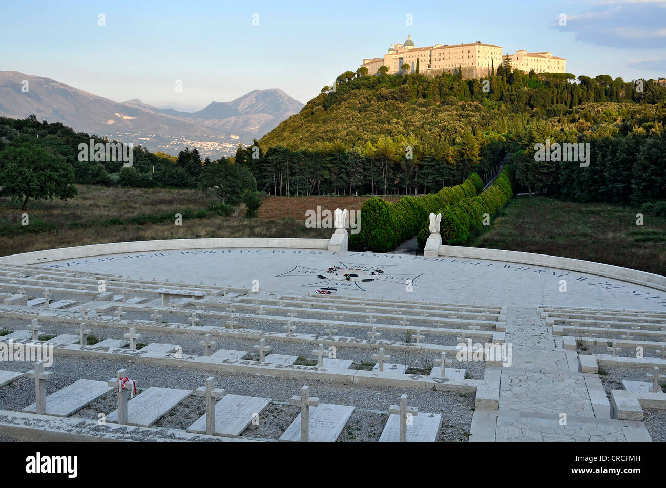 Le cimetière militaire polonais de la Seconde Guerre mondiale, sous l'abbaye bénédictine de Monte Cassino, Montecassino, Latina, Latium, Italie Banque D'Images