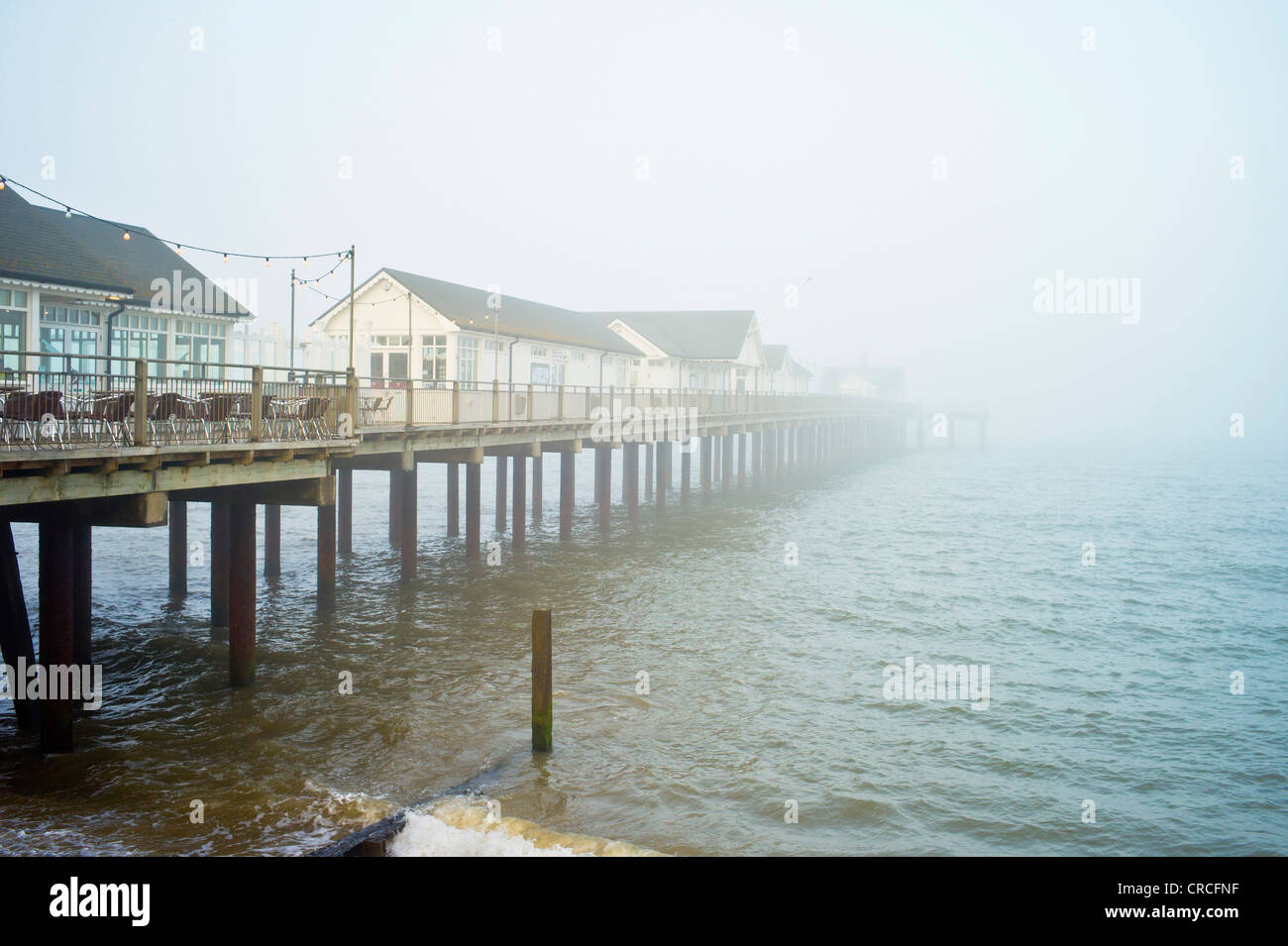 Southwold pier à Sufflok lors d'une case de mer ou le brouillard Banque D'Images