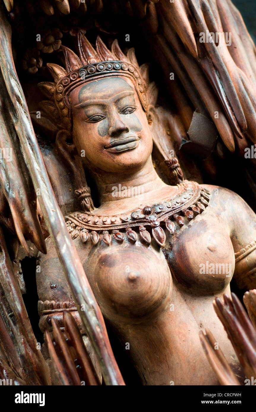 Sculpteur sur bois d'Apsara, Sisophan, Cambodge, Banque D'Images