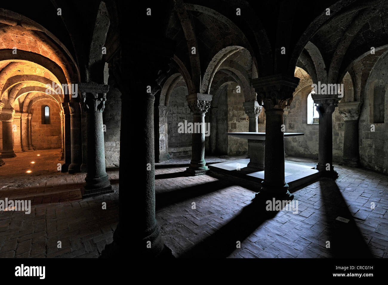 Autel dans le hall à piliers de l'underground crypte païenne, 10e siècle, la cathédrale de Saint Sépulcre, Basilica Cattedrale di San Banque D'Images