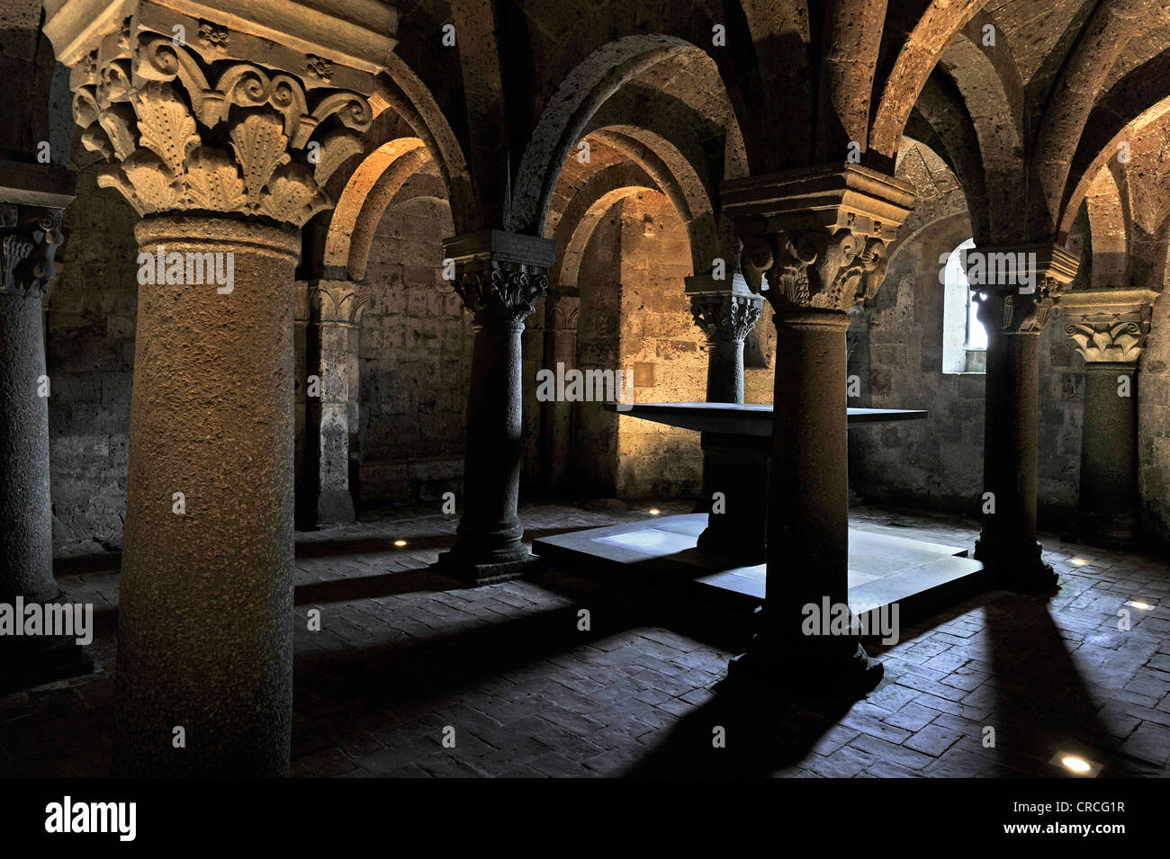 Autel dans le hall à piliers de l'underground crypte païenne, 10e siècle, la cathédrale de Saint Sépulcre, Basilica Cattedrale di San Banque D'Images