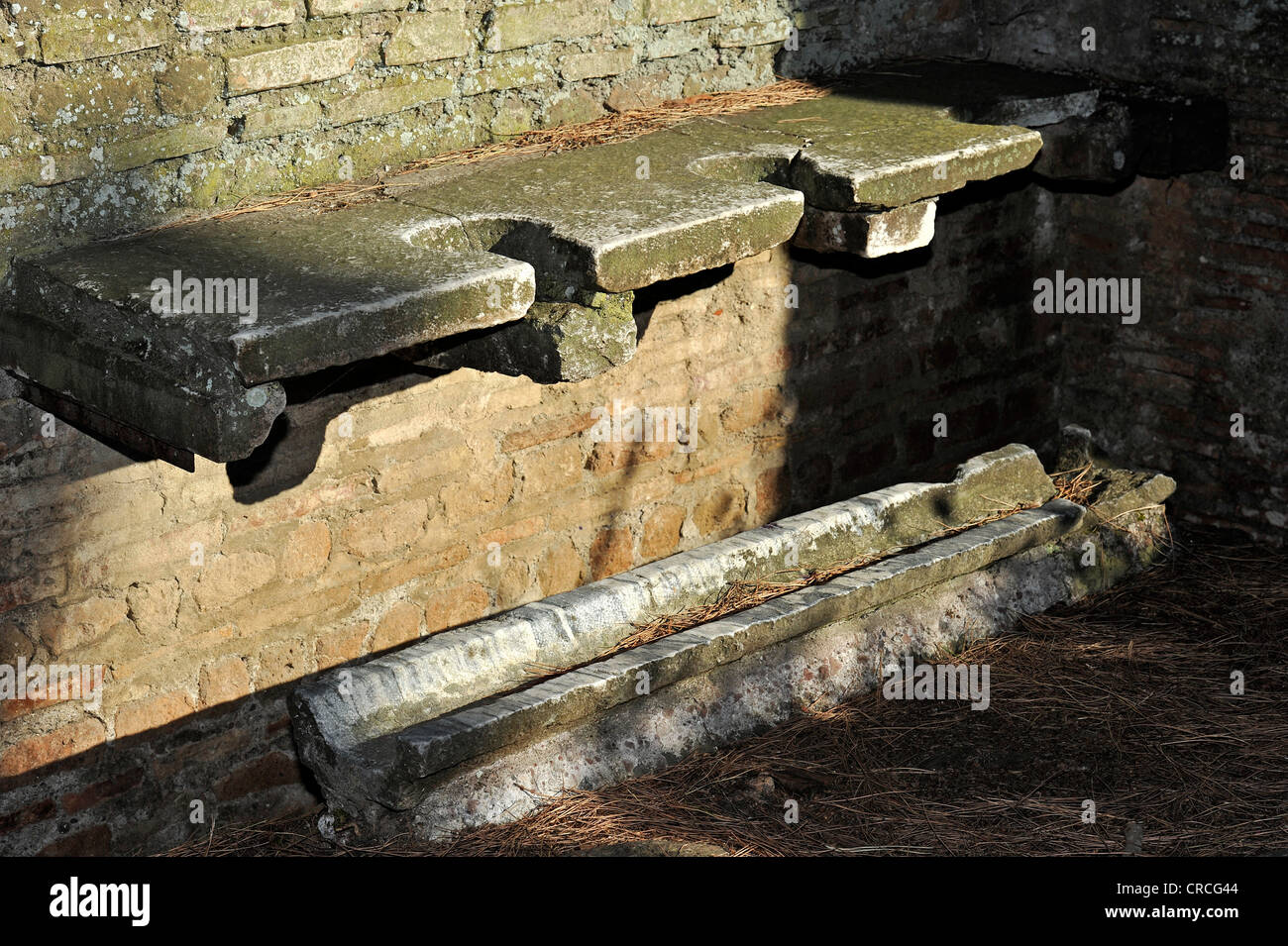 Sièges de toilettes avec un creux en latrines publiques, site archéologique d'Ostia Antica, ancien port de Rome, Latium, Italie Banque D'Images