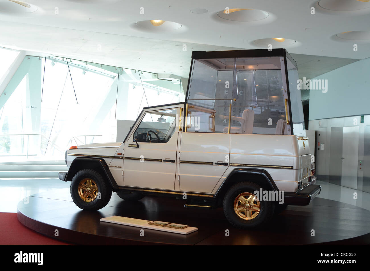 Les voitures de luxe des célébrités exposées au musée Mercedes Banque D'Images