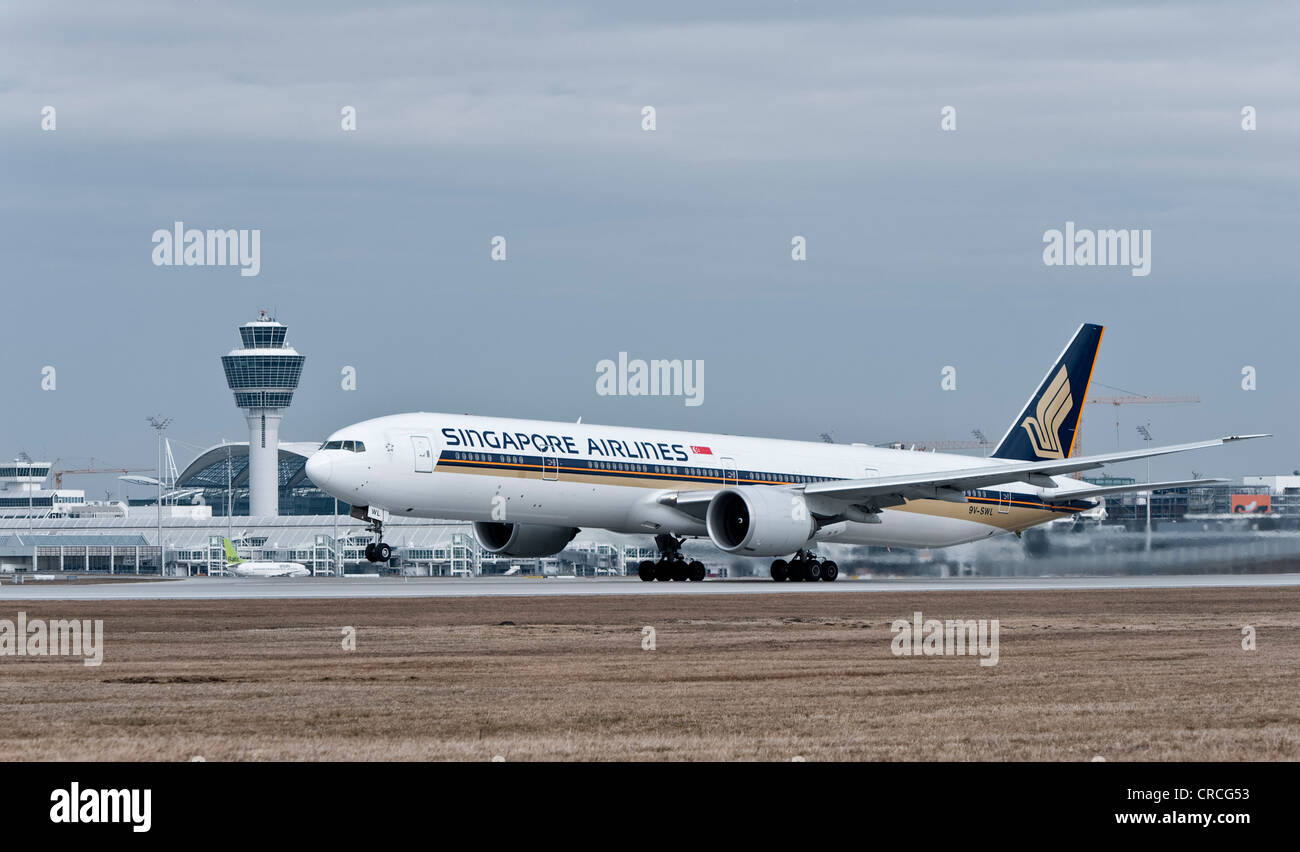 Singapore Airlines Boeing 777-312 au cours du décollage, de l'aéroport de Munich, Bavaria, Germany, Europe Banque D'Images