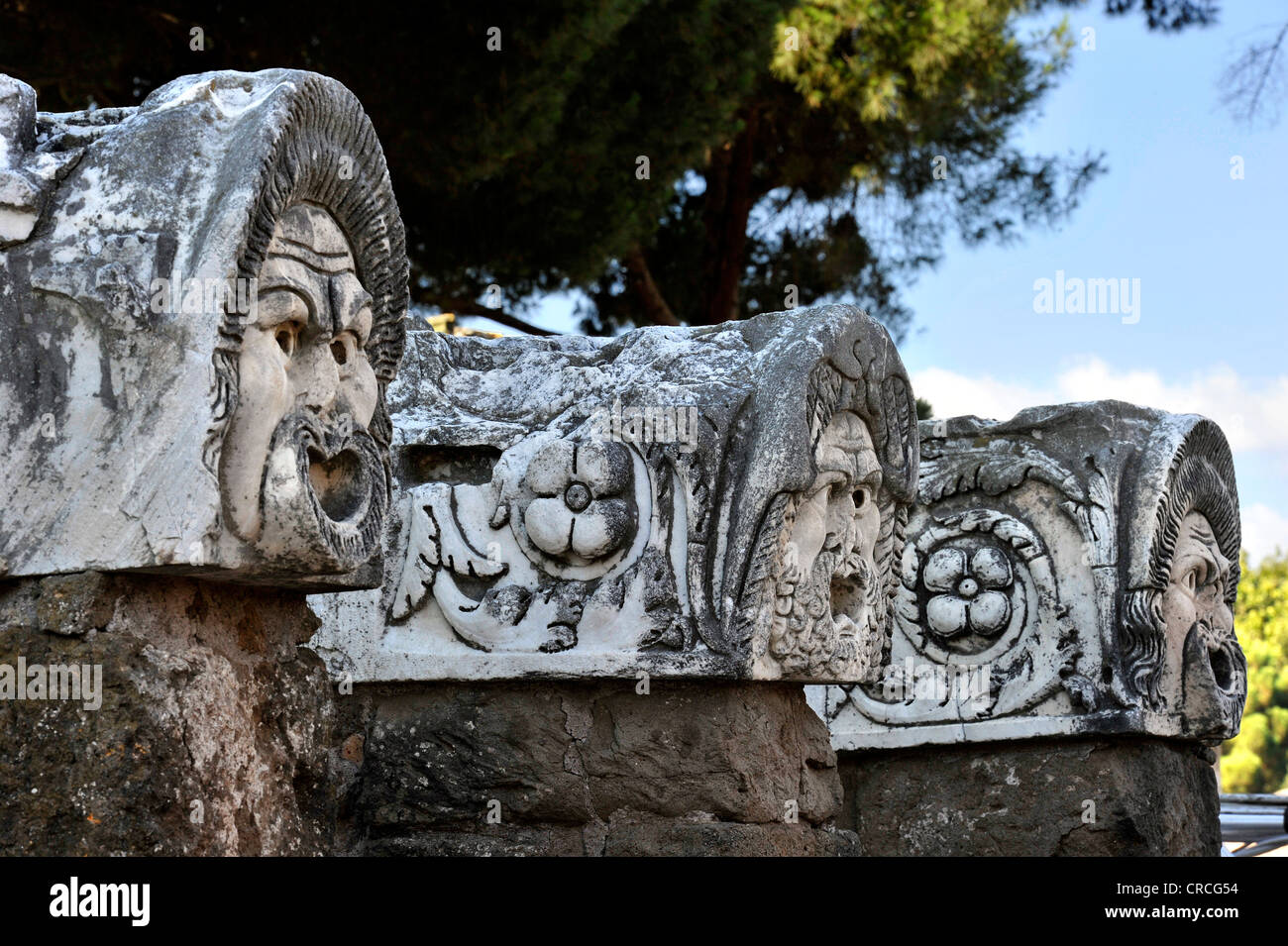 Les masques de pierre ancienne au théâtre romain dans le site archéologique d'Ostia Antica, ancien port de Rome, Latium, Italie Banque D'Images