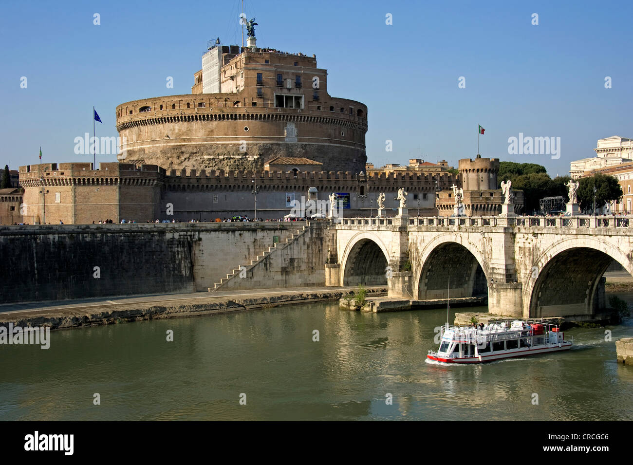 Castel Sant'Angelo ou Mausolée d'Hadrien et le pont Ponte Sant'Angelo, Tibre avec navire, Rome, Latium, Italie, Europe Banque D'Images