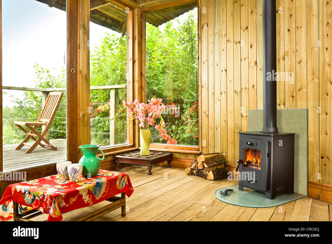 Poêle à bois dans la maison d'été Banque D'Images