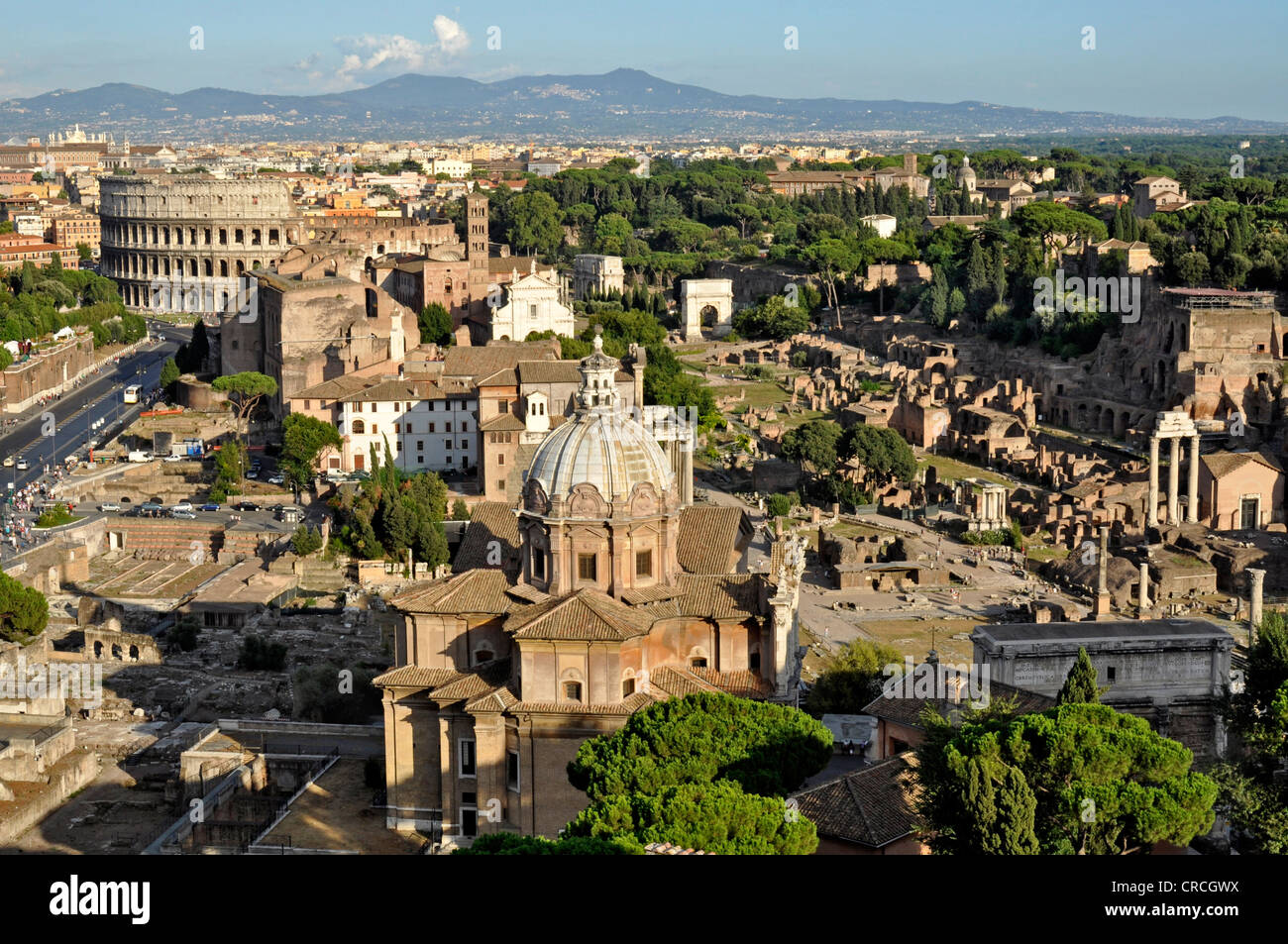 Via dei Fori Imperiali, le Colisée, les églises de Santa Francesca Romana et Santi Luca e Martino, Forum Romain, avec le Banque D'Images