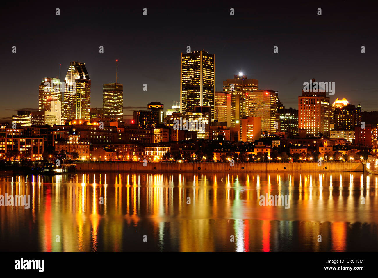 Toits de Montréal avec le port et le fleuve Saint-Laurent, Montréal, Québec, Canada Banque D'Images