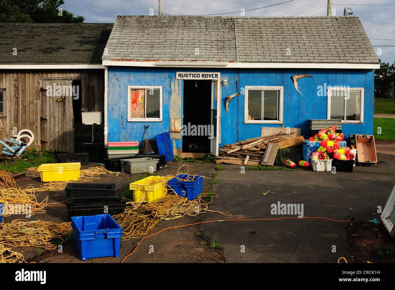 Cabanes de pêcheurs avec platic paniers dans le port de North Rustico, Prince Edward Island, Canada, Amérique du Nord Banque D'Images