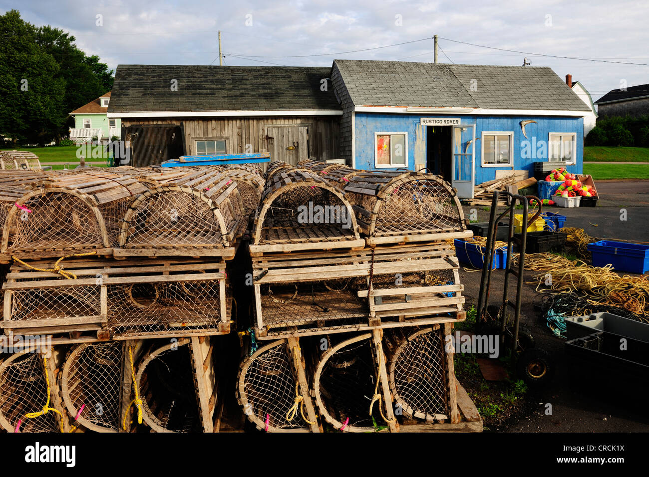 Cabanes de pêcheurs de homard avec des paniers dans le port de North Rustico, Prince Edward Island, Canada, Amérique du Nord Banque D'Images
