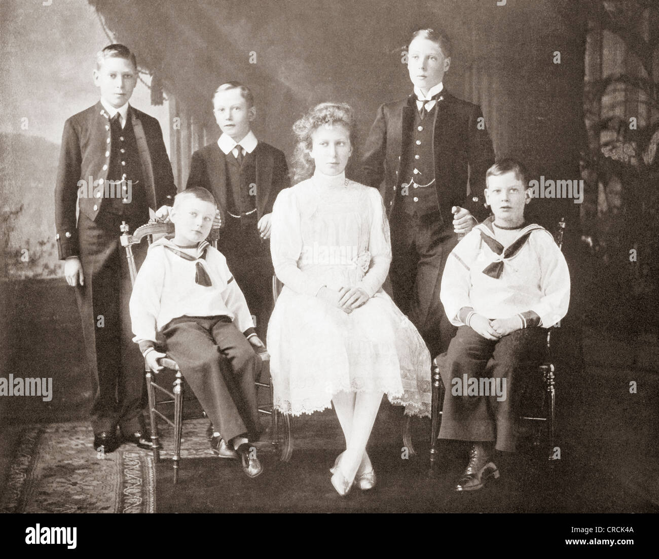 Les enfants du roi George V. De gauche à droite, les Princes Albert, John et Henry, la princesse Mary, Île-de-Galles, Prince George. Banque D'Images